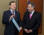 jmbarroso-byron-nicolaides Από αριστερά: Ο Πρόεδρος της Ευρωπαϊκής Επιτροπής, Χοσέ Μανουέλ Μπαρόζο και ο Πρόεδρος του Ομίλου εταιρειών ECDL Ελλάς, Βύρων Νικολαΐδης.