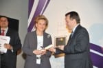 photo-ote1 Η Υποδιευθύντρια Εσωτερικής Επικοινωνίας και Δημοσίων Σχέσεων ΟΤΕ, κα Κική Ζαννιά, παραλαμβάνει το βραβείο από τον Υφυπουργό Απασχόλησης και Κοινωνικής Προστασίας κ. Γιώργο Κοντογιάννη.