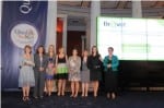 Bravo_Cosmote Team Η Διευθύντρια Εταιρικών Σχέσεων της COSMOTE κ. Μαριλένα Φατσέα μαζί με την ομάδα Εταιρικής Υπευθυνότητας της εταιρείας και την Πρόεδρο Δ.Σ. του Quality Net Foundation, κ. Χρυσούλα Εξάρχου.