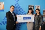 NokiaSiemensNetworks_in_MaW_GR Στη φωτογραφία ο Διευθύνων Σύμβουλος της Nokia Siemens Networks κος. Αθανάσιος Έξαρχος και οι κυρίες Ρένα Παρασκευοπούλου, Γενική Διευθύντρια (στη φωτογραφία δεξιά), Μαρία Κόλλια, Υπεύθυνη Marketing & Επικοινωνίας (στη φωτογραφία στο μέσο) του Κάνε μια Ευχή Ελλάδος σε αναμνηστική φωτογραφία από την επίσκεψη αυτή.