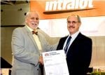 WLA Security Certification Στη φωτογραφία(από αριστερά): ο κ. Arch Gleason, Πρόεδρος της WLA και ο κ. Φώτης Μαυρουδής, Managing Director Europe/North Africa του Ομίλου INTRALOT