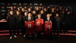 Epson Manchester Οι παίκτες της ομάδας με τους κ.κ. David Gill, Chief Executive της Manchester United, Hiromi Taba, Epson's European President και Minoru Usui, Global President της Epson