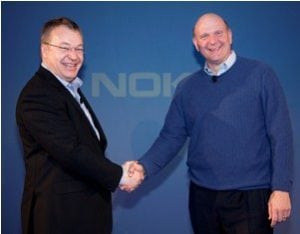 O CEO της Nokia Stephen Elop με τον Steve Ballmer της Microsoft