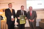 WIND brabeio eke Ο κ. Κωνσταντίνος Ουζούνης Γενικός Διευθυντής της Ethos Media, ο Διευθυντής Εταιρικών σχέσεων της WIND Ελλάς, κ. Γιώργος Τσαπρούνης με το βραβείο και ο κ. Νίκος Αναλυτής Πρόεδρος Ελληνικού Δικτύου για την ΕΚΕ.