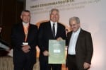 androulakis tsamaz Ο βουλευτής κ. Μίμης Ανδρουλάκης παραδίδει στον κ. Τσαμάζ το βραβείο «Καλύτερος Ηγέτης CEO/Διευθύνων Σύμβουλος στην ΕΚΕ 2011».