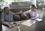 Ο εκδότης του περιοδικού «OnLine»,  Τρύφων Αλευρίτης συνομιλεί με τον Regional  Sales Area Manager, της Skylogic SpA,  Αναστάσιο Νικογιάννη (δεξιά). 