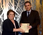 Από αριστερά: Η κα. Νίκη Τζαβέλλα, Ευρωβουλευτής, και ο κ. Ηλίας Αθανασίου, Investors Relations Director του Ομίλου INTRALOT.