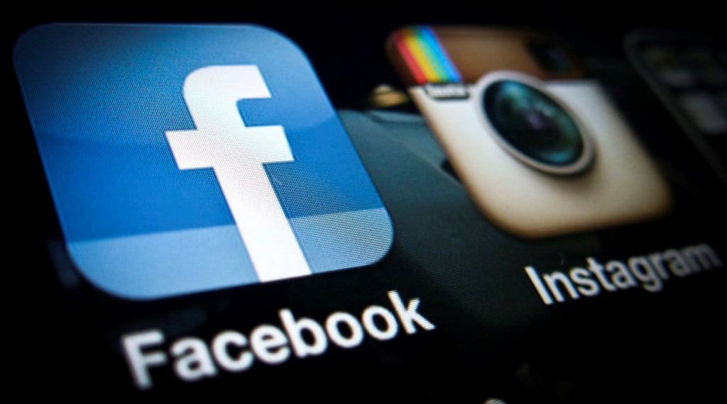Die Anwendungen (Apps) des sozialen Netzwerkes Facebook (l.) und des Fotodienstes Instagram werden am Donnerstag (12.04.12) in Berlin auf dem Bildschirm eines Smartphones vom Typ iPhone angezeigt. Kurz vor seinem geplanten Boersengang hat Facebook einen Ueberraschungscoup gelandet und den Fotodienst Instagram gekauft. Eine Milliarde Dollar (mehr als 760 Millionen Euro) blaetterte das soziale Netzwerk fuer das kleine Unternehmen mit gerade mal einem Dutzend Mitarbeiter hin - eine stolze Summe fuer ein Start-up-Unternehmen. Doch die groesste Uebernahme in seiner Unternehmensgeschichte duerfte Facebook aus der Portokasse bezahlen. Schliesslich bereitet es sich auf einen gigantischen Boersengang in wenigen Wochen vor und strebt eine Bewertung von 100 Milliarden Dollar an. Foto: Timur Emek/dapd
