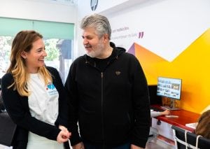 Η γενική γραμματέας και υπεύθυνη προγραμμάτων & επικοινωνίας του Ιδρύματος Χατζηγάκη, Ελισάβετ Χατζηγάκη με τον διευθύνοντα σύμβουλο της HP Hellas, Νίκο Χρηστάκη.