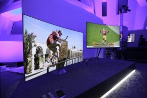 Τηλεοράσεις QLED (75Q8C και 88Q8F) στην εκδήλωση First Look 2017 της Samsung κατά τη διάρκεια της CES 2017